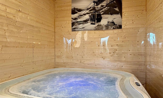 Yvre-l'Eveque Cottage | Gite Yvré-l'Évêque, 6 bedrooms, 15 persons