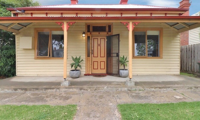 East Geelong House | Gladioli I Central Geelong Cottage I Sleeps 6