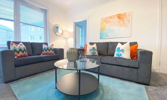 Cardonald Apartment | Gladsmuir House - three bedroom upper near motorway and train station Glasgow