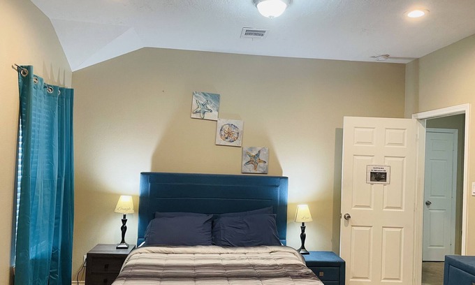 Missouri City House | Glamorous 3 Bedroom 2 Full Bath 18 Minutes From Med Center