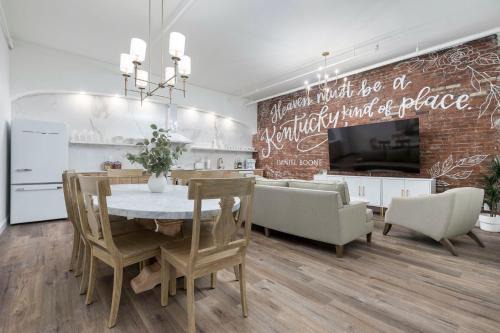 Downtown Louisville Apartment | Glamorous Heart of Kentucky Suite