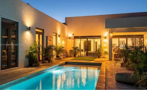 Fort Lauderdale House | Glamorous Waterfront Canal Home with Private Dock and Pool