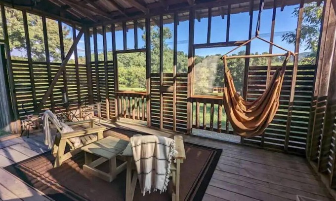 Hot Springs RV Rental | Glamping at Horse Hollow Farm Renovated Corn Crib