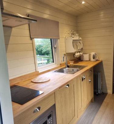 Llanfair Caereinion Ski Chalet | Glamping Hut - Sleeps 2 hot tub & parking