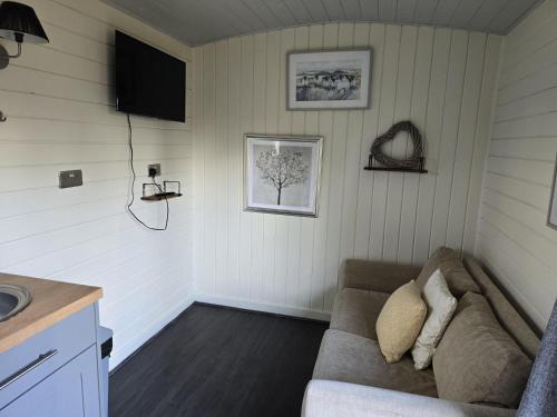Llanfair Caereinion House | Glamping Hut - Sleeps 2 hot tub & parking