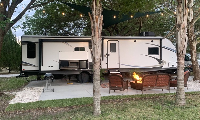 Braden River House | “GLAMPING”on 10 acres…10minutes to Lakewood Ranch and close to Sarasota scenes.