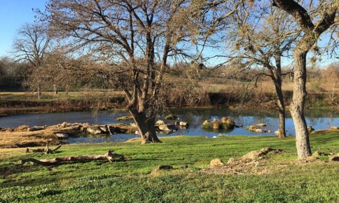 Martindale House | Glamping, Vintage RV San Marcos Water Front Style! One Acre! No Pets!