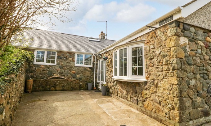 Garn Fadryn Cottage | GLAN FELIN, pet friendly, with open fire in Aberdaron