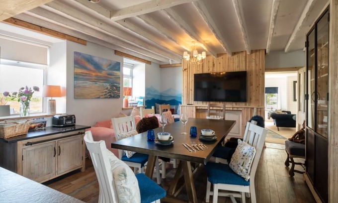 Llanfaelog House | Glanllyn Bach: Superb Anglesey holiday let, Snowdonia views