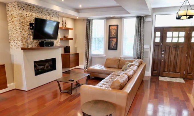 Bloomingdale House | Gleaming & Gorgeous Spacious Family Friendly House ~ Outside Space Included!