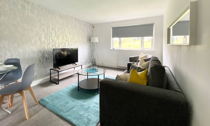 Paisley Apartment | Glen Apartment - Compact apartment in residential area