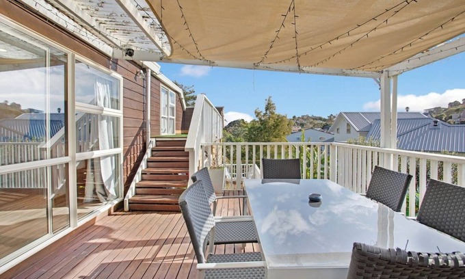 Glendowie House | Glen's Hidden Gem with Parking and Deck