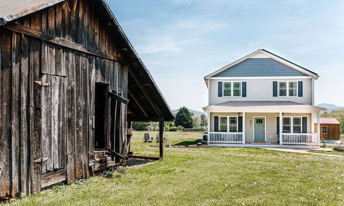 Afton House | Glenbrae- Luxury 5br Farmhouse, Mountain Views, just off 151