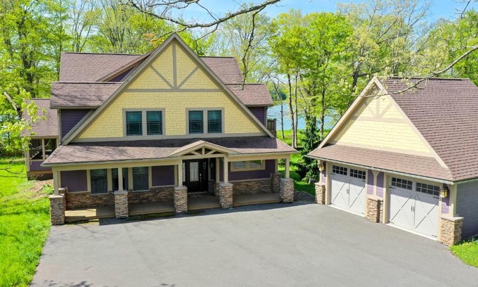 Waterfront Greens House | Glenwood Cove