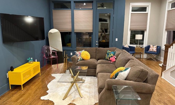Nashville House | GLITZ & GUITARS I Stylish 3BR with Rooftop Hot Tub in East Nashville