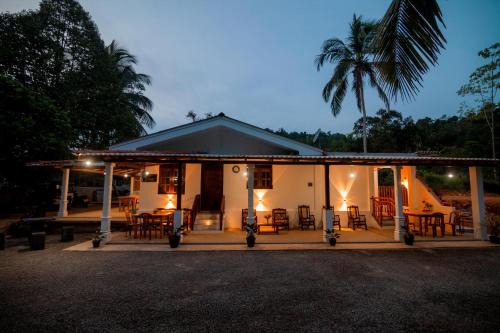 Kotapola Hotel | Glitz Marriott