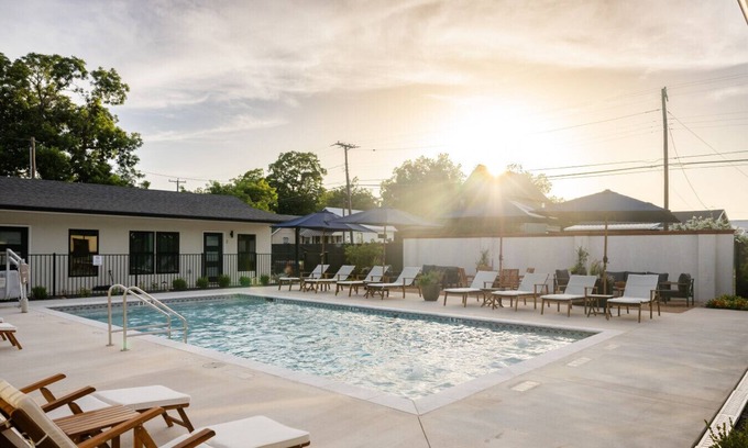 Brazos Hotel | Gloria Inn Unit 8 -5 minutes from Baylor and 2 Blocks to Magnolia