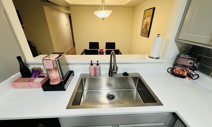 Paradise Apartment | GNO House/9 mins to Strip/Complementary Champagne