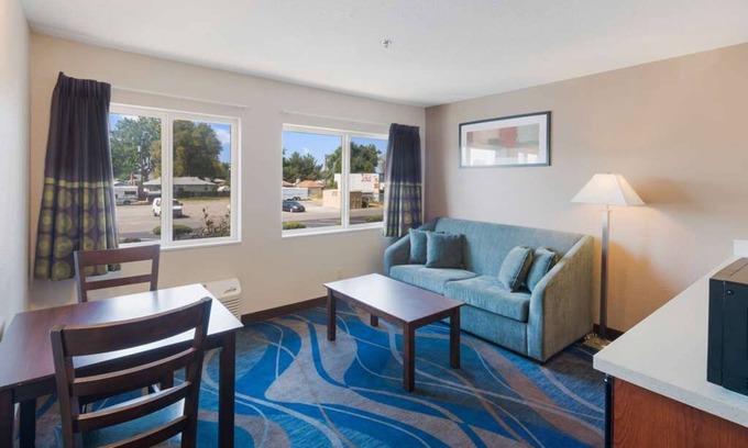 Tri-Cities House | Go fishing or boating at Columbia River! 2 Large Units with Free Parking Onsite!