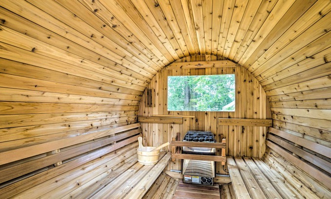 Gold Bar Cottage | Gold Bar Cabin on Skykomish River: Heated Swim Spa