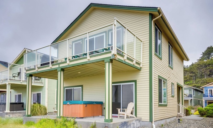 Gold Beach House | Gold Beach Retreat: Private Hot Tub + Ocean Views!