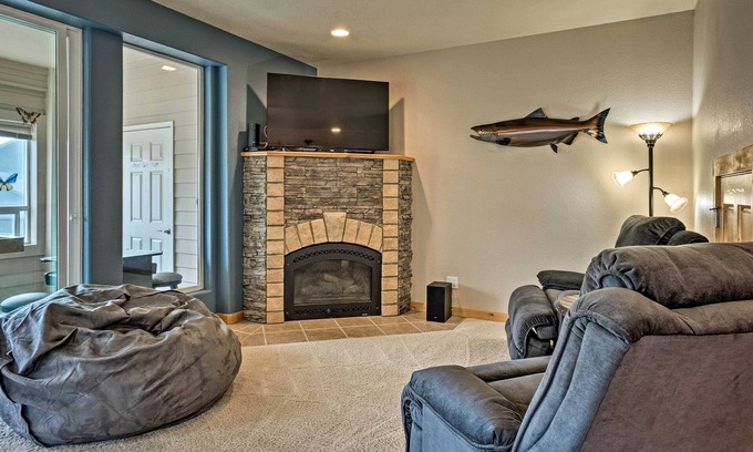 Gold Beach House | Gold Beach Townhome with Ocean Views & Sunroom!