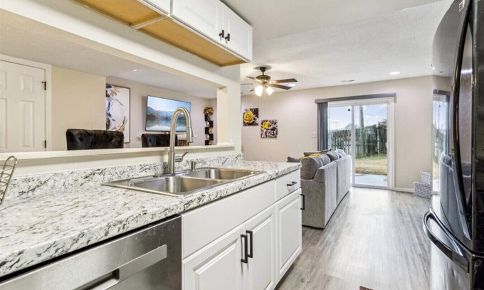 Northwest Apartment | Golden Bloom - 3/2 condo