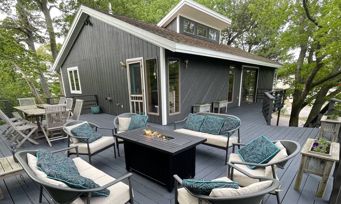 Whitehall House | Golden Gate Cottage -White Lake & Lake Michigan - relaxing -boating -fishing!