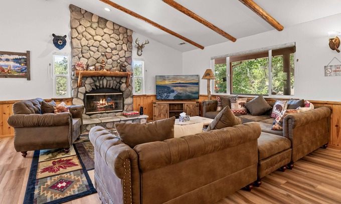 Castle Glen Estates Cabin | Golden Oak Views - Gorgeous Castle Glen Estates cabin with Pool Table