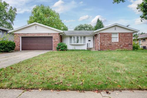 South Bend Apartment | Golden Shamrock 3BR Home 3min to ND