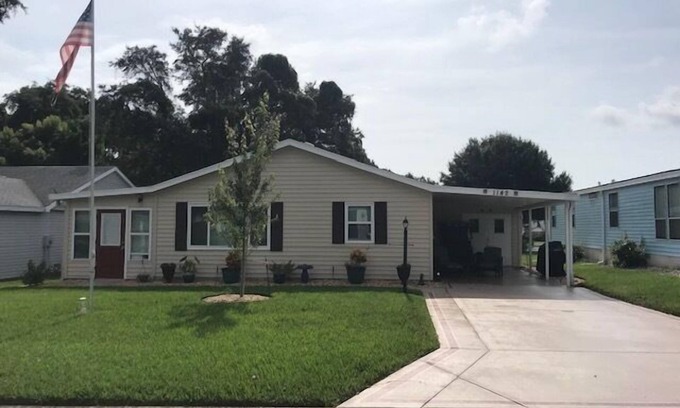 The Villages House | GOLF CART DARLING 2 BEDROOM CLOSE TO THE SPANISH SPRINGS SQUARE!