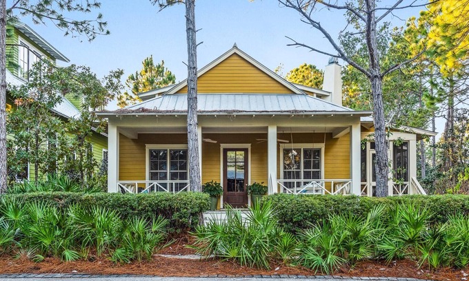 Forest District House | Golf Cart! Lots of privacy & on a quiet street! Bike to Dining & Beach!