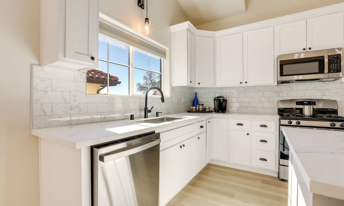 Auburn Apartment | Golf Course Across Street: Modern Auburn Apartment