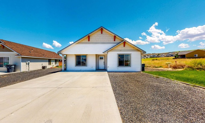 Moses Lake House | Golf Course Getaway on 5th Hole, Across from Potholes State Park - Dogs OK