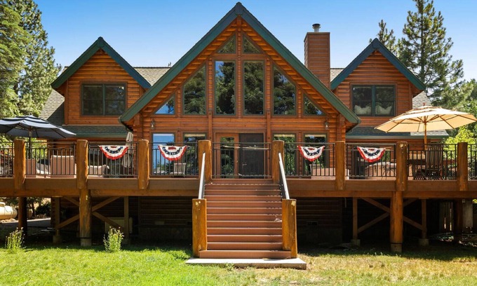 Lake Almanor West House | Golf Course Luxury Log Cabin Lake Almanor
