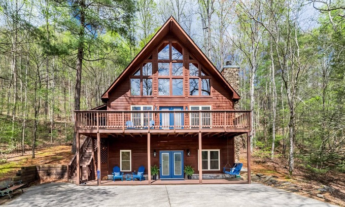 Townsend Cabin | Golf Course-Resort Pool-2 King Suites-Scenic Cabin in Townsend, TN River Tubing-6mi to National Park