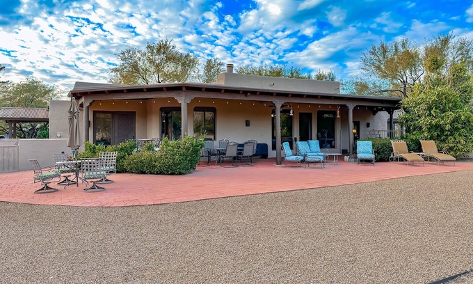 Tanque Verde House | Golf & mountain view desert home with shared pool and gym - dog-friendly
