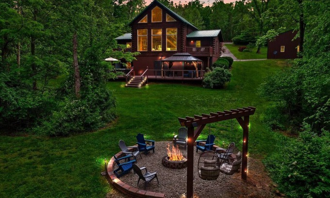 Logan Cabin | Golf Simulator Huge Game Room Hot Tub Cozy Cabin in Hocking Hills