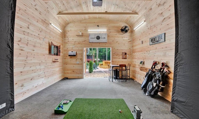 Blakeslee Ski Chalet | Golf Simulator, Swim Spa, Outdoor Bar&TV, Gym, Movie Theater, Game Room & Sauna!