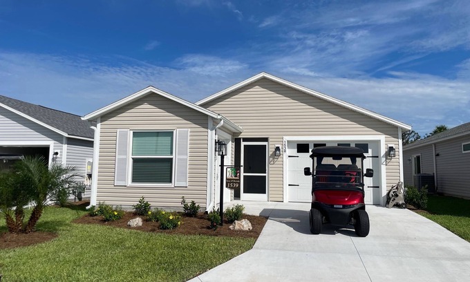 Sumter County House | Golf & water views meet fresh style in this brand-new Florida retreat!
