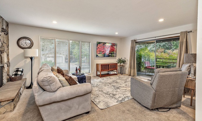 Medford House | Golfers and Family Paradise! Large Open& Spacious Home w/Hot Tub! Fully Stocked!