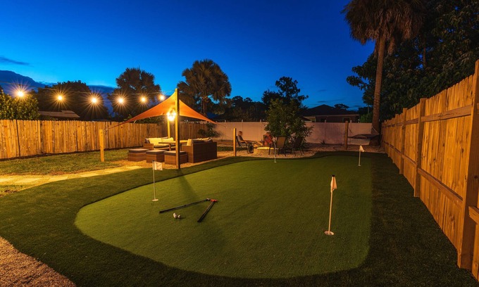 Jupiter House | "Golfers Paradise" Updated house with HUGE backyard, mini golf, fire pit,Hammock