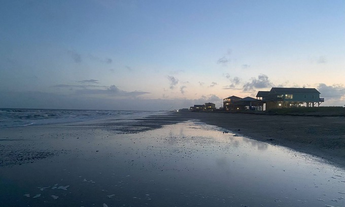 Port Bolivar House | Gone Fishin’ | Bright Beachfront Retreat on the Gulf – Sleeps 8
