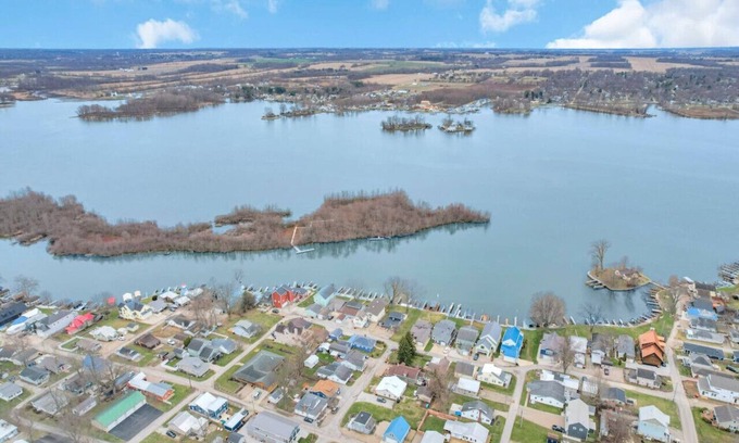 Buckeye Lake House | Gone Fishing: 12 minute walk to crane lake beach