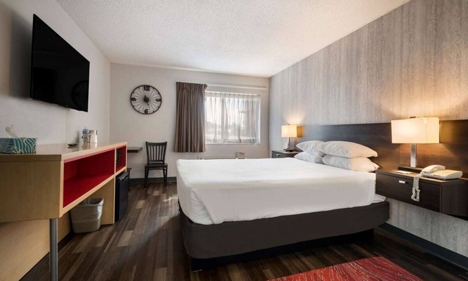 Ontario Hotel | Good Value! Indoor Pool, Pet-friendly Property, Free Parking, Free Breakfast