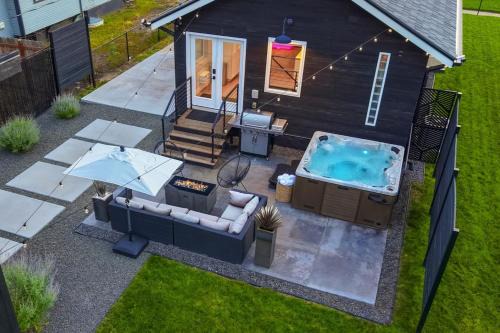 Barnum House | Good Vibe Tribe-2 Mi DT-Hot Tub-K Bed-Pet Friendly