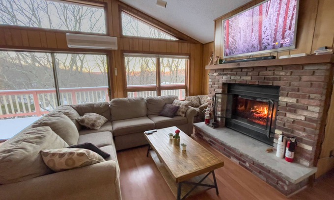 Bushkill Ski Chalet | Good Vibes Chalet With Private Hot Tub & Sauna in Saw Creek Private Community