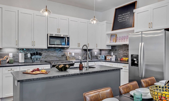 East Hill House | Good Vibes-Mins 2 Broadway -Bachelorette Paradise!