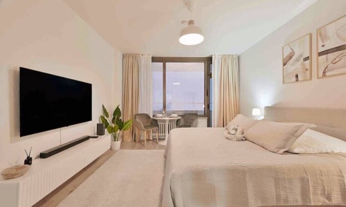 Ruettenscheid Apartment | Goodliving Apartments Studio Balcony Netflix