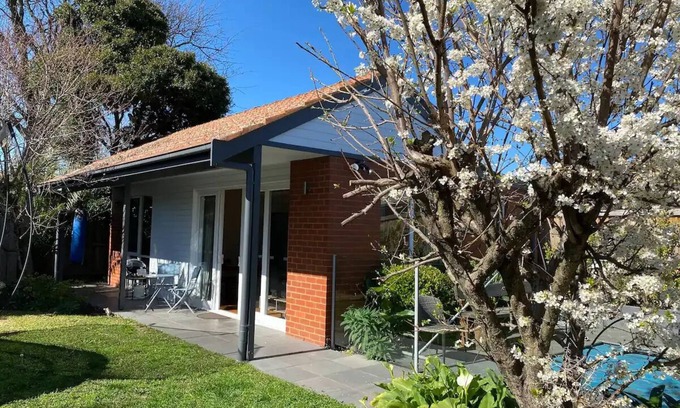 Malvern East Cottage | gorgeous 1 bedroom in beautiful cottage in verdant garden setting